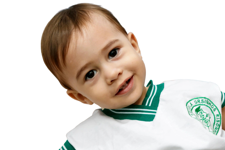 menino de dois anos com uniforme  da educação infantil do ursinhos risonhos